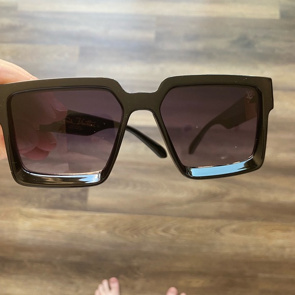 Louis Vuitton Black Square Sunglasses Unisex - Picture 1 of 9